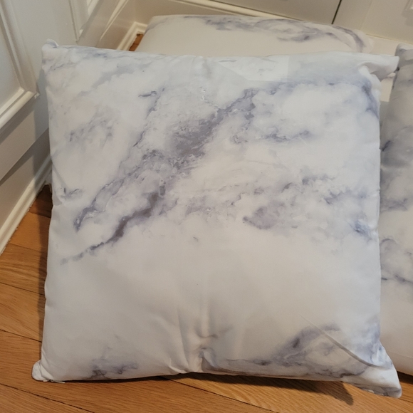 18 x 18 marble throw pillows x4 - Picture 3 of 4